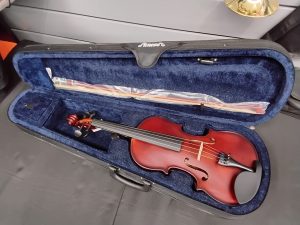 4/4 Violin w/case & accessoiries - Dark brown