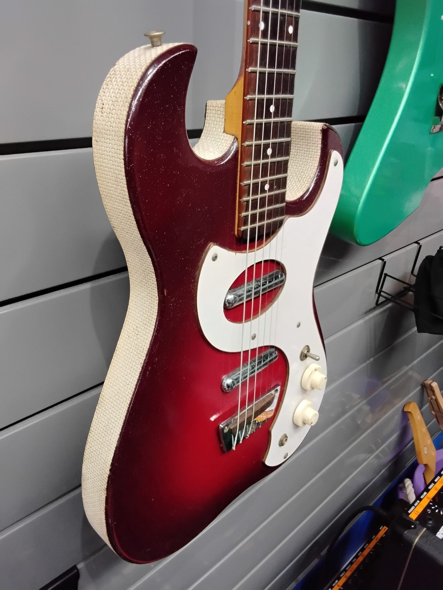 1960's Silvertone 1457 Guitar w/ Amp in case - Redburst - Image 4