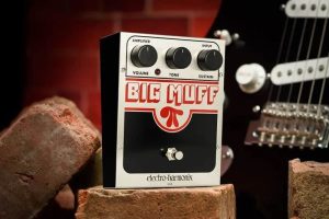 Electro-Harmonix Big Muff Pi Distortion / Sustainer  - Silver / Black / Red